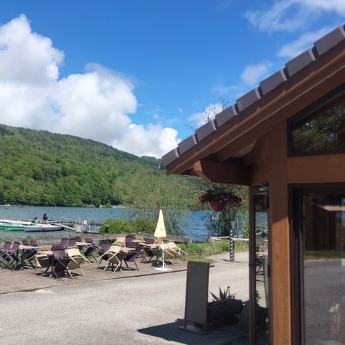 photo de la terrasse du camping Ser Sirant au bord du lac