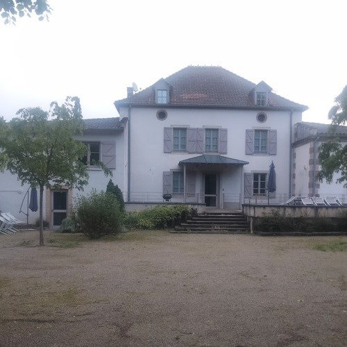 photo du bâtiment principal du gîte de groupe de Féneyrols