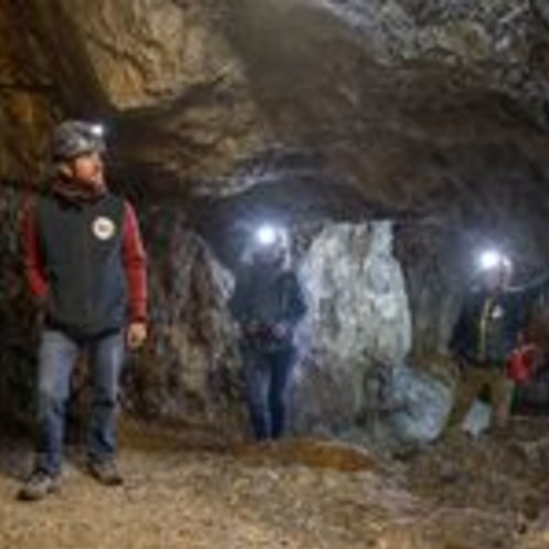 photo de visiteurs dans la Mine d'argent de l'Argentière la Bessée