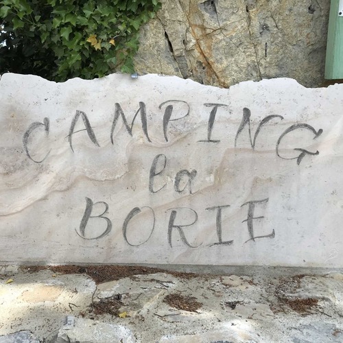 Photo de la pierre gravée à l'entrée du camping de la Borie