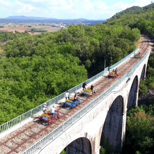 photo de personnes en train de faire du vélorail dans le massif de la Sainte Baume