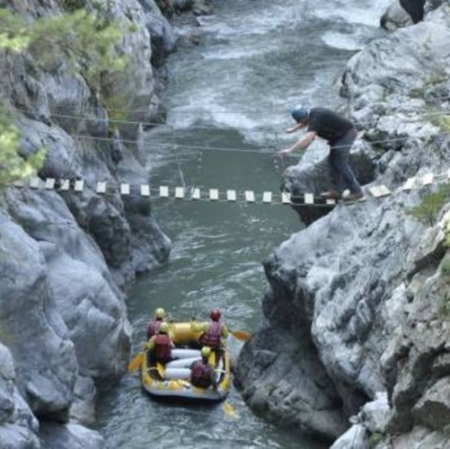 photo d'un canoé de rafting dans les Gorges du Guil