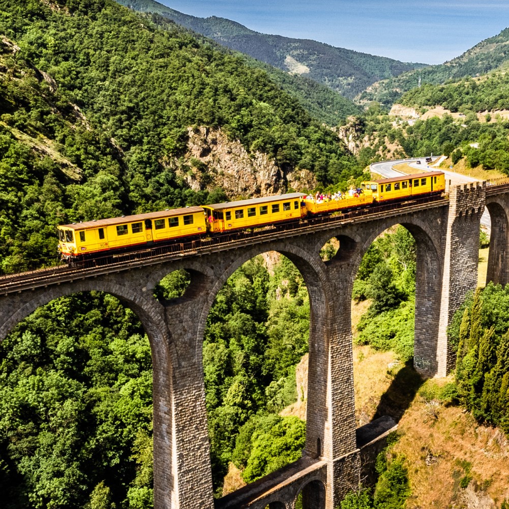 Photo du train jaune sur un viaduc dans les Pyrénées catalanes