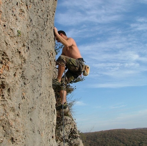 Photo de l'activité escalade proposée par Lot Aventure dans le Quercy, avec la via ferrata et la spéléologie