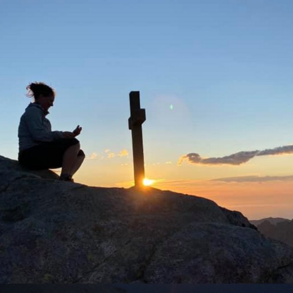 Photo d'une personne pratiquant le Qi gong à Bavella en Corse