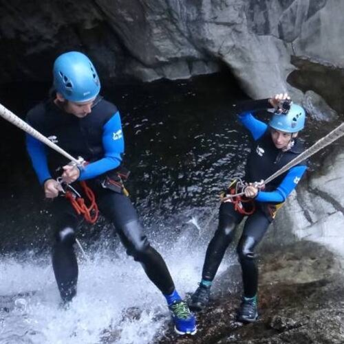 Photo de personnes faisant du canyoning dans les Pyrénées orientales