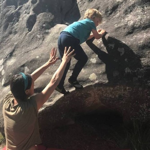 Photo d'une initiation à l'escalade dans la forêt de Fontainebleau, en Gâtinais