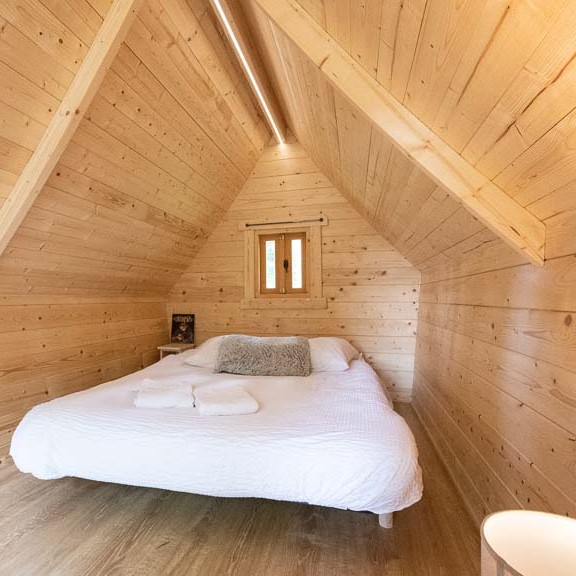 photo de l'intérieur en bois de la Cabane Troll Bivouac