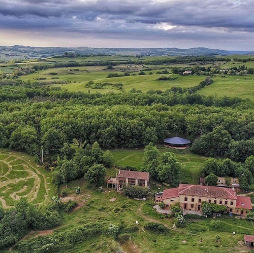 Photo aérienne de l'écovillage de Sainte Camelle situé en Ariège