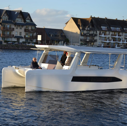 Bateau électro solaire proposant la navigation fluviale dans l'Oise, avant de réaliser un Tour de FRance